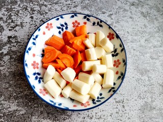 11、红焖羊肉,期间把山药和胡萝卜切好