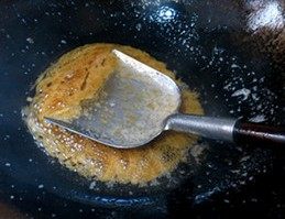 10、虎皮鹌鹑蛋红烧肉,等锅内糖全部熬化，呈棕红色微微翻泡