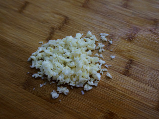 1、手撕凉拌杏鲍菇,大蒜切沫