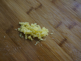 2、手撕凉拌杏鲍菇,生姜一样同上