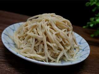 3、手撕凉拌杏鲍菇,全部撕好，记住要用手挤干水分哦