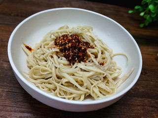 4、手撕凉拌杏鲍菇,在放入一个大一点的容器内，加入适量生抽，蒸鱼鼓油，芝麻香油，四分之一勺糖，少许鸡粉拌匀