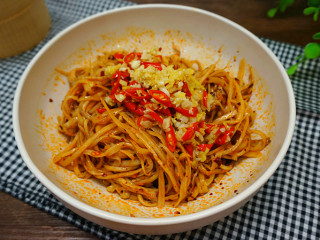 6、手撕凉拌杏鲍菇,倒入在拌好的大碗里