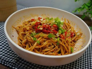 7、手撕凉拌杏鲍菇,最后撒一点葱花，稍微腌制至入味就可以装盘啦