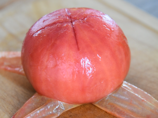 5、金针菇好吃又简单的做法，超级下饭哦！,剥去表皮