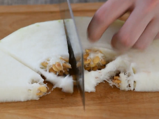 2、这样做的“红烧冬瓜”好吃入味，一招取胜！,切半后，切成均匀大块