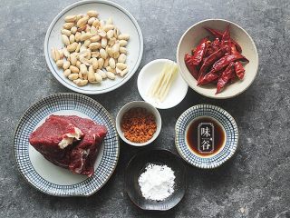 1、椒盐牛肉,准备好材料。