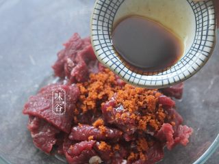 5、椒盐牛肉,倒入酱油;