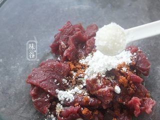 7、椒盐牛肉,放入白糖;