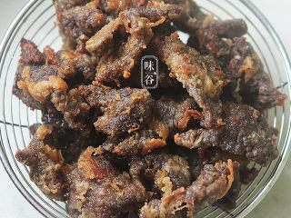 12、椒盐牛肉,炸好捞起沥干油;