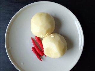 1、咖喱土豆盖饭,备好食材：土豆削皮洗净；小米辣去蒂洗净；