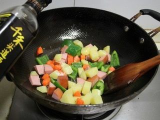 11、西兰花火腿果仁丁,倒入生抽