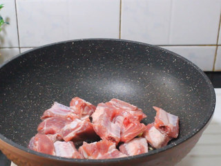 2、懒人糖醋排骨,倒入洗净的排骨