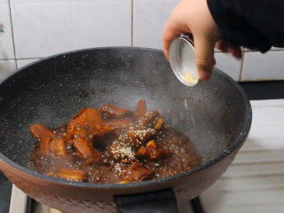 11、懒人糖醋排骨,出锅前倒入熟芝麻 翻炒均匀即可