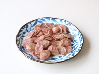 5、蒜苔炒腊肠,腊肠上锅蒸熟；