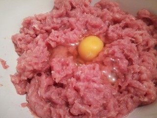 3、蛋抱韭菜饺子,加一个鸡蛋搅拌，跟刚才拌葱姜水一个方向搅拌均匀