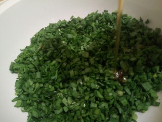 6、蛋抱韭菜饺子,韭菜里面加两勺芝麻油（之所以单独拌韭菜，是这样加油拌不出水）