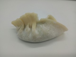 10、蛋抱韭菜饺子,捏出皱褶，另外一边也一样