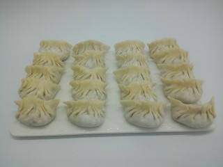 11、蛋抱韭菜饺子,跟孩子一起包的，看看哪个是他包的