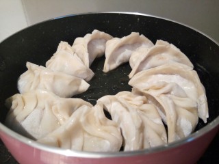 12、蛋抱韭菜饺子,饺子依次码在不粘锅里，放一点点油，先开小火煎，