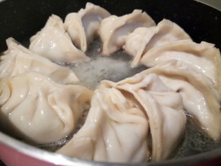 14、蛋抱韭菜饺子,加适量水，没过饺子底就可以，等水分蒸发的差不多了，