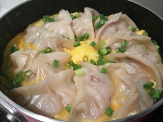 16、蛋抱韭菜饺子,鸡蛋液也熟了，撒点小葱提香。