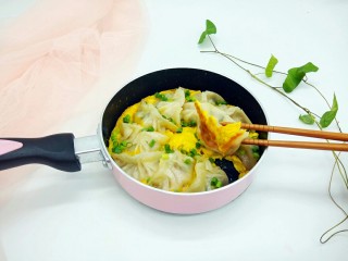 17、蛋抱韭菜饺子,父子俩的早餐，还泡了一碗紫菜汤。