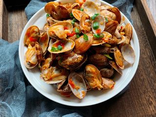 11、辣炒花蛤,装盘撒葱花，开吃！