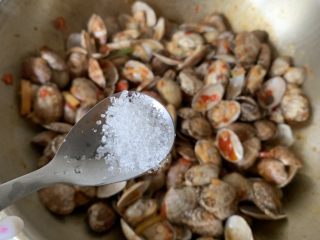 9、辣炒花蛤,加点糖提鲜