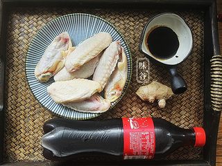 1、简单方便的电饭煲可乐鸡翅,准备好材料；