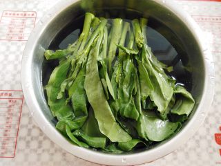 2、白灼芥兰,在盆子里放一点盐，芥兰泡水1小时左右