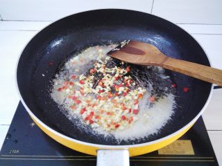 10、白灼芥兰,烧热油锅，放入10克猪油，翻炒切好的辣椒蒜米姜粒