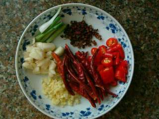 2、麻辣水煮鱼,切好配料