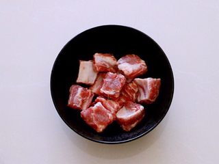 1、喷香的香菇排骨焖饭,猪小排洗净后剁成等长的小段,用清水浸泡出血水。
