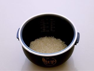 9、喷香的香菇排骨焖饭,米用清水淘洗两遍,不要超过两遍,防止营养流失。