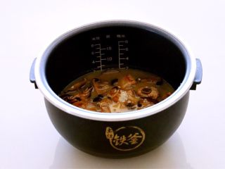10、喷香的香菇排骨焖饭,把煮过的排骨连汤一起倒入电饭煲。水量与咱们平时煮饭基本一样,基本在一指稍微多一点。