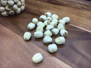 4、冰糖银耳雪梨粥,辅助食材:莲子