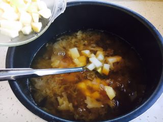 14、冰糖银耳雪梨粥,倒入梨丁