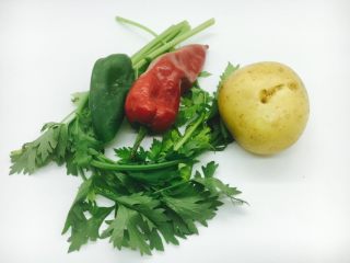 2、鸡翅焖土豆,主要食材土豆和配菜香芹，青红辣椒。