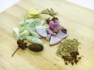 3、鸡翅焖土豆,葱切段，姜切片，洋葱切片。