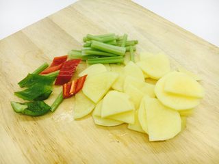 4、鸡翅焖土豆,土豆切片，青红椒切菱形片，香芹切段。