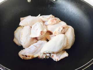 5、鸡翅焖土豆,鸡翅放在锅里