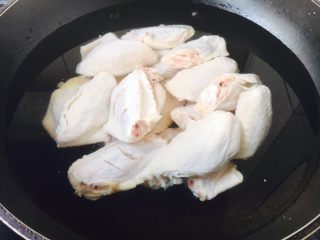 6、鸡翅焖土豆,倒入适量的凉水