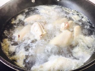 7、鸡翅焖土豆,大火煮开，撇去浮末，捞出鸡翅备用。