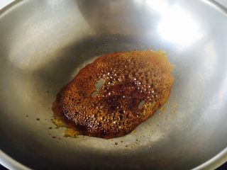 8、鸡翅焖土豆,开大火，放入冰糖，冰糖化了后改中火，当冰糖变成琥珀色时关火。