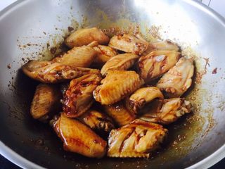 9、鸡翅焖土豆,放入焯好水的鸡翅，翻炒均匀。