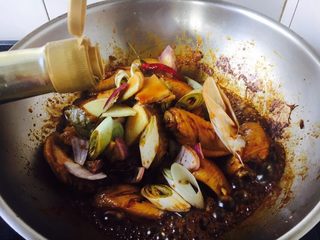 11、鸡翅焖土豆,倒入3勺生抽