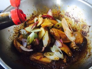 12、鸡翅焖土豆,倒入1小勺的老抽