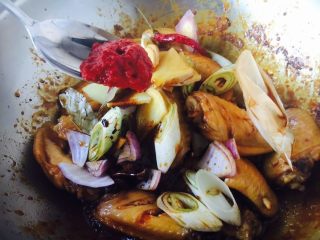 13、鸡翅焖土豆,放入1勺的番茄酱