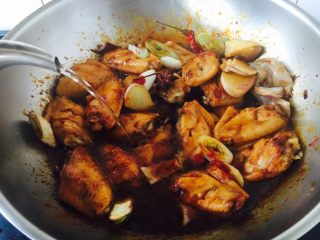 14、鸡翅焖土豆,倒入开水，开水的量与鸡翅齐平。